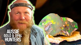 The Bushmen Discover A Stunning GreyBased Crystal Opal  Outback Opal Hunters [upl. by Wildee]